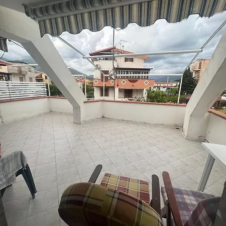 Con Grande Terrazza, 100 M Dal Mare 公寓