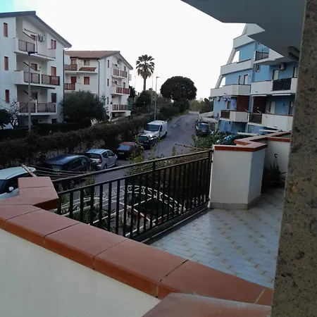 Con Grande Terrazza, 100 M Dal Mare 斯卡莱阿