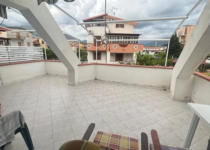 Con Grande Terrazza, 100 M Dal Mare Apartamento